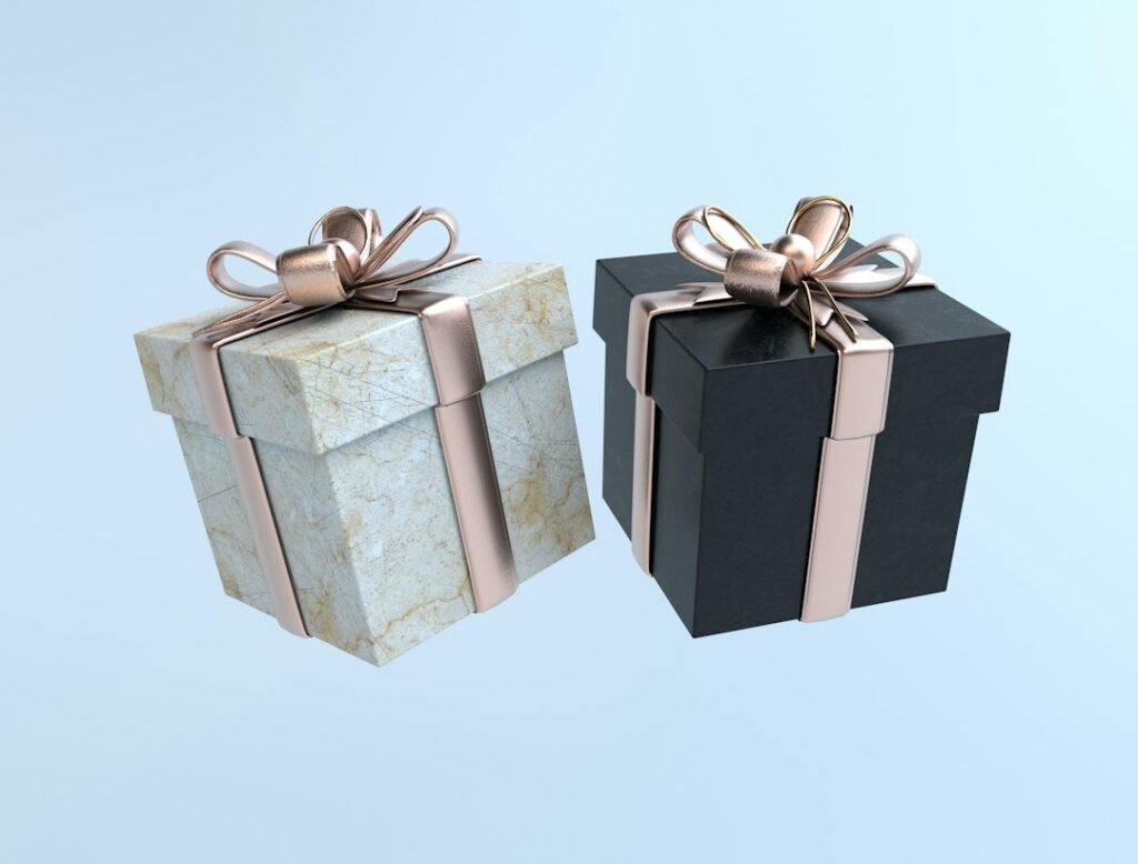 Boîtes cadeaux noires et blanches avec rubans dorés, idée cadeau lingerie