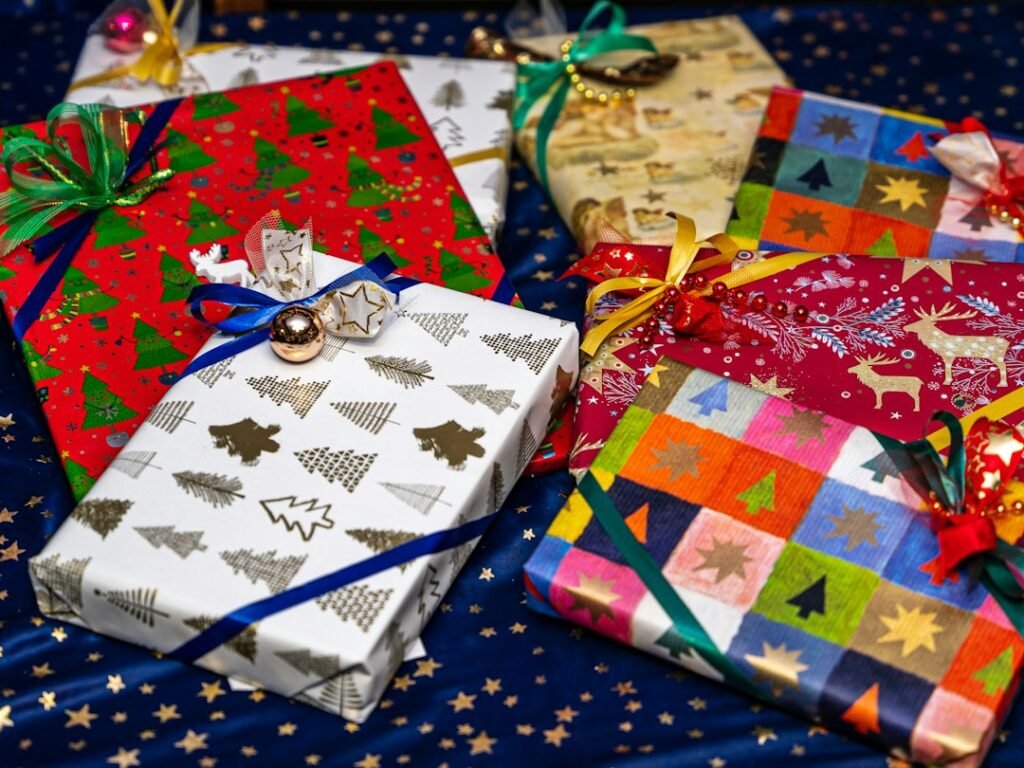 Cadeaux emballés sur une table, cadeau lingerie pour Noël