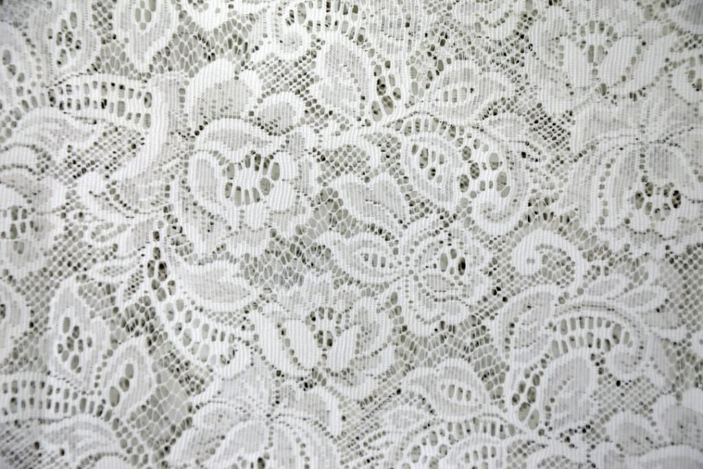 Dentelle ancienne à motifs floraux, histoire de la dentelle