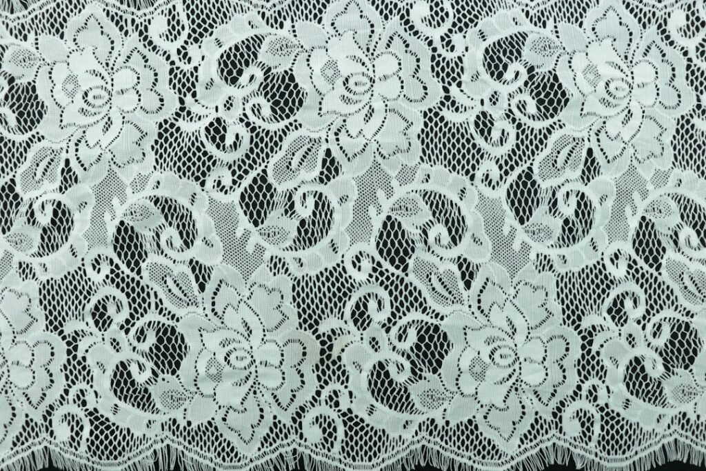 Dentelle blanche sur fond noir, guide de la lingerie ouverte