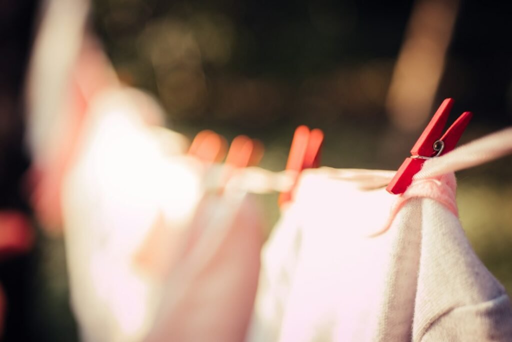 Linge qui sèche sur un fil, conseils pour laver sa lingerie en dentelle